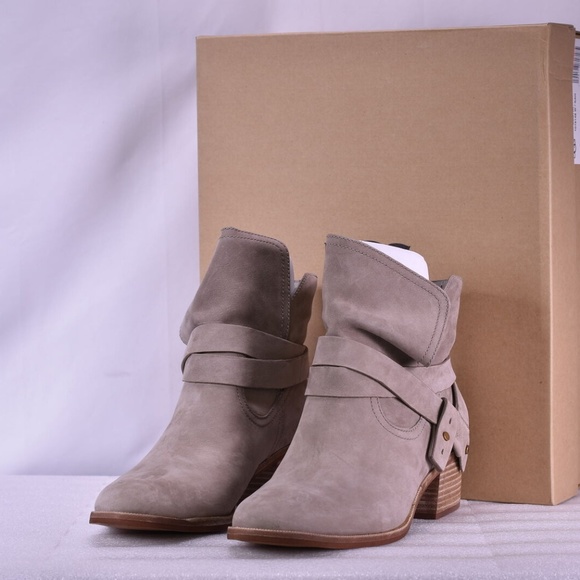 UGG Shoes - 💗HP 💗 UGG Elora Sahara Ankle Booties (A22-2C)